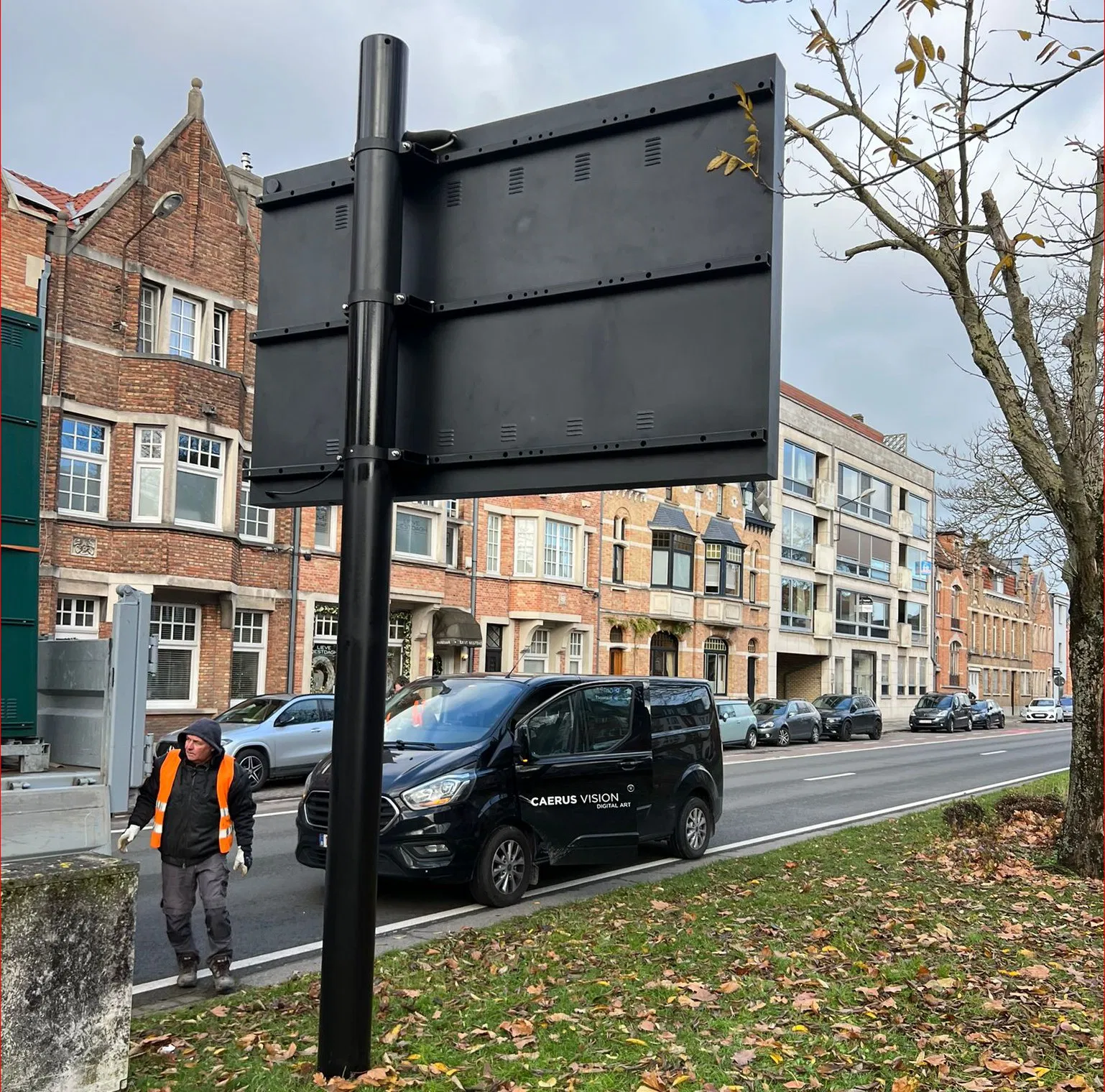 Panneau LED affichant des informations de parking, situé au bord d'une route avec cônes de signalisation