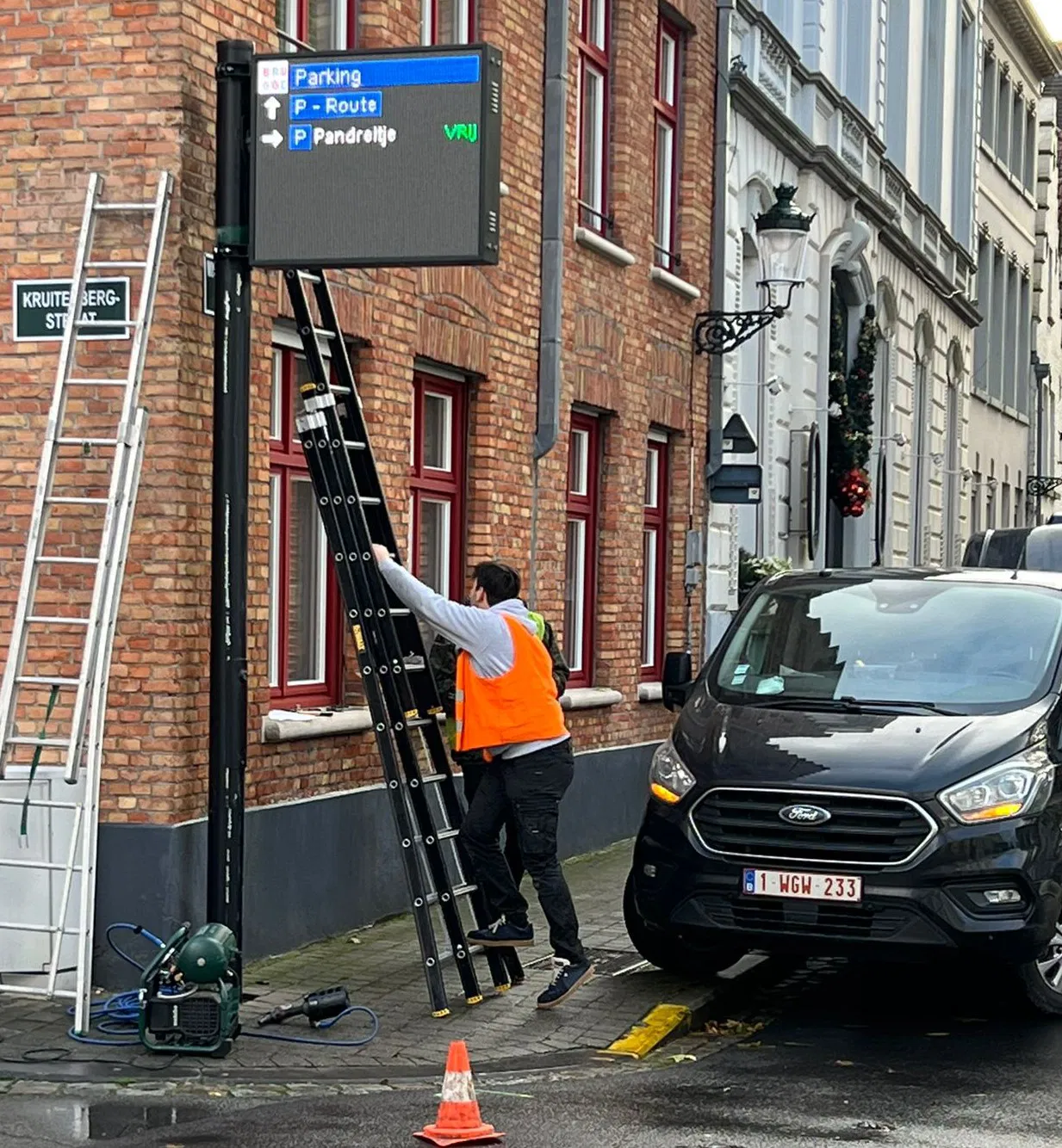 Panneau LED directionnel indiquant les distances vers plusieurs destinations, situé en bordure de route principale